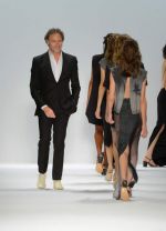 at NY fashion week on 10th Sept 2012 (132).JPG
